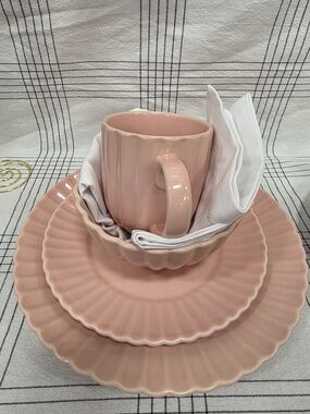 Blush Pink Scalloped Ceramic Dinnerware Set - 4-Piece